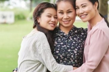 happy-family-CTP93LQ.jpg Grupo de mujeres sonriendo